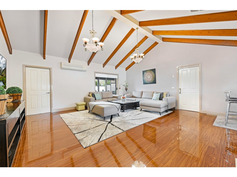 18 Hanna Drive, Endeavour Hills VIC 3802