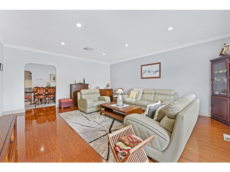 18 Hanna Drive, Endeavour Hills VIC 3802