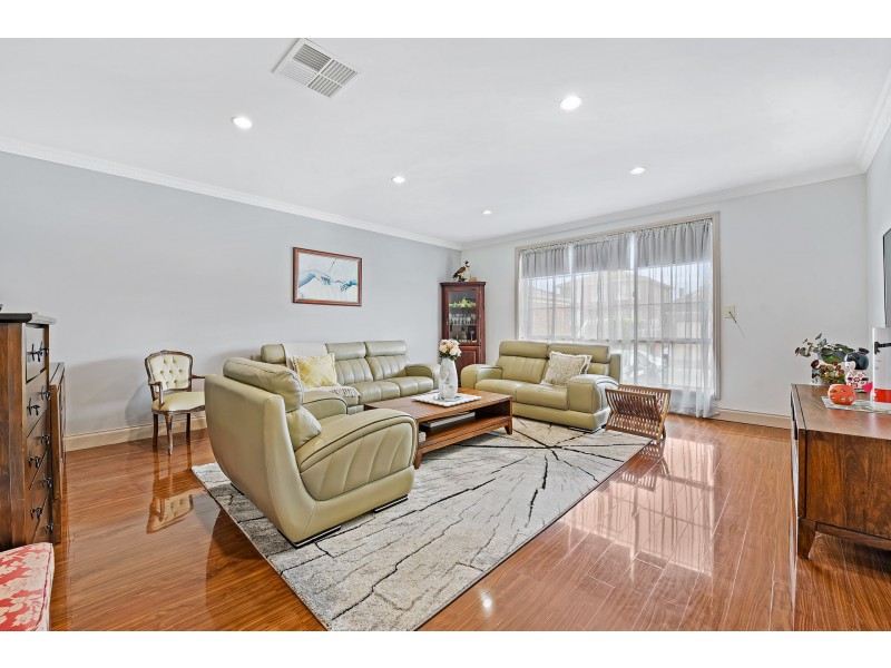 18 Hanna Drive, Endeavour Hills VIC 3802