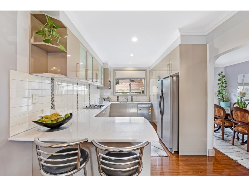 18 Hanna Drive, Endeavour Hills VIC 3802