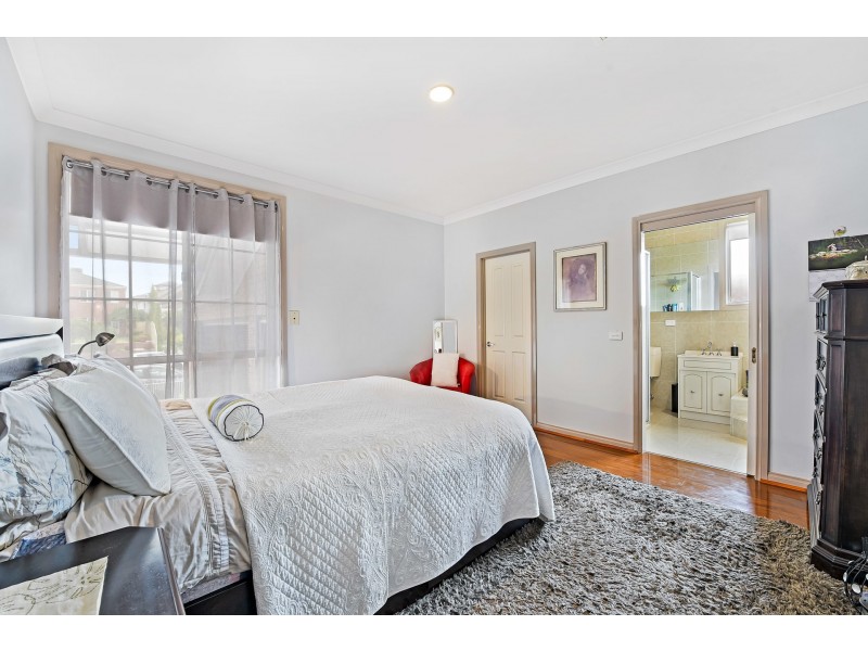 18 Hanna Drive, Endeavour Hills VIC 3802