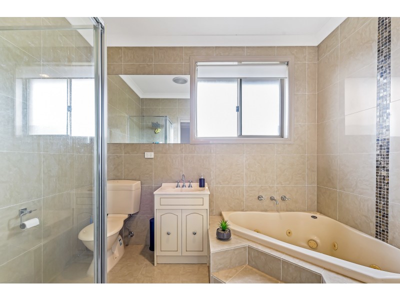 18 Hanna Drive, Endeavour Hills VIC 3802