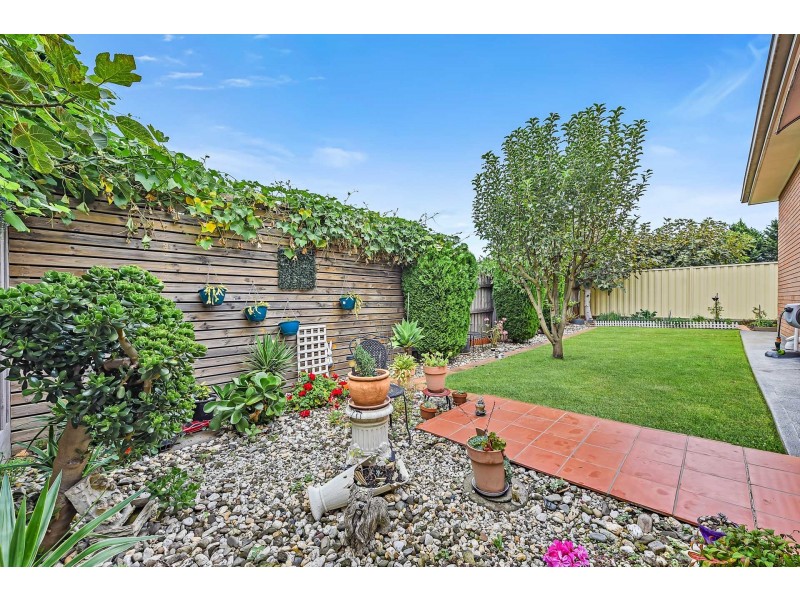 18 Hanna Drive, Endeavour Hills VIC 3802