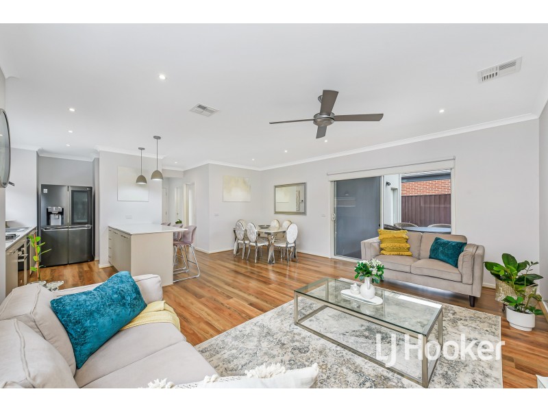 4 Mossey Crescent, Cranbourne East VIC 3977