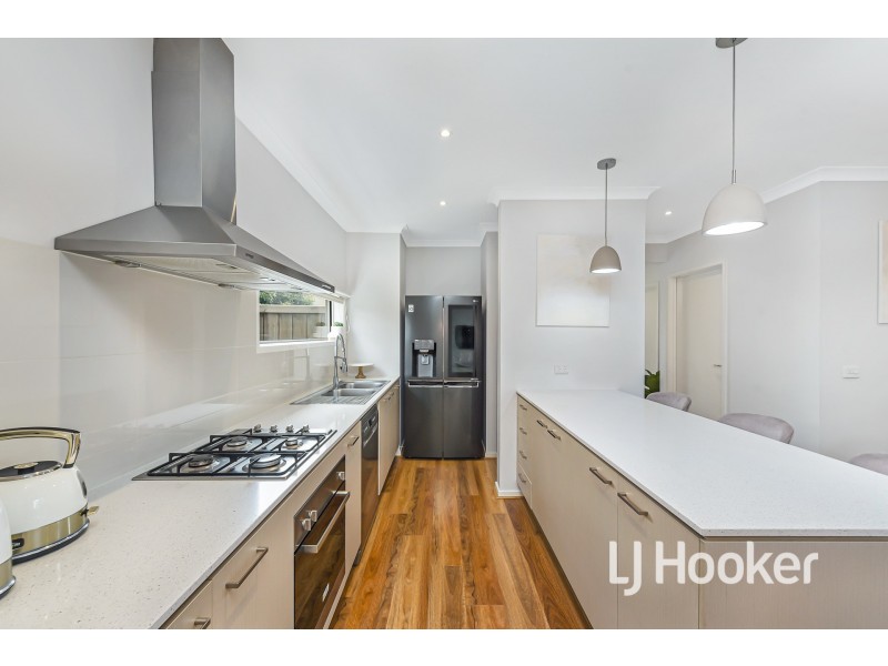 4 Mossey Crescent, Cranbourne East VIC 3977