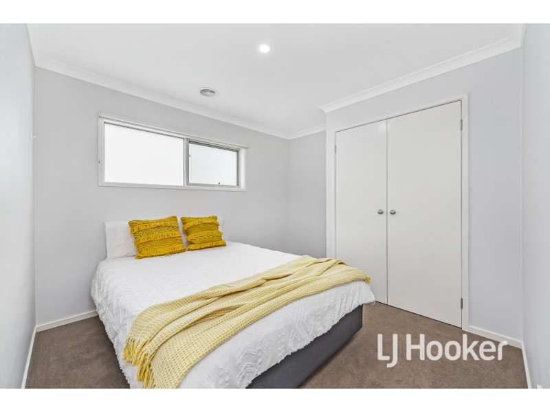 4 Mossey Crescent, Cranbourne East VIC 3977