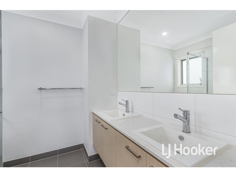 4 Mossey Crescent, Cranbourne East VIC 3977
