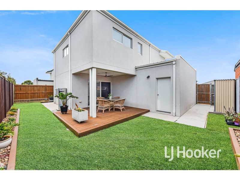 4 Mossey Crescent, Cranbourne East VIC 3977