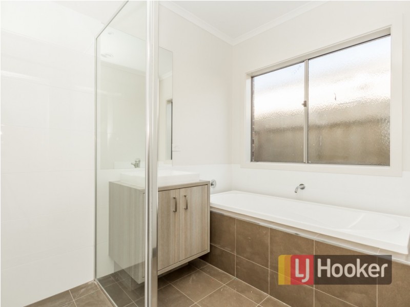 10 Detroit Avenue, Cranbourne East VIC 3977