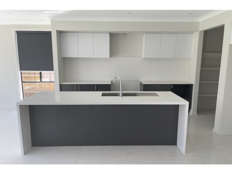 12 Detroit Avenue, Cranbourne East VIC 3977