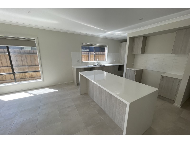 12 Detroit Avenue, Cranbourne East VIC 3977