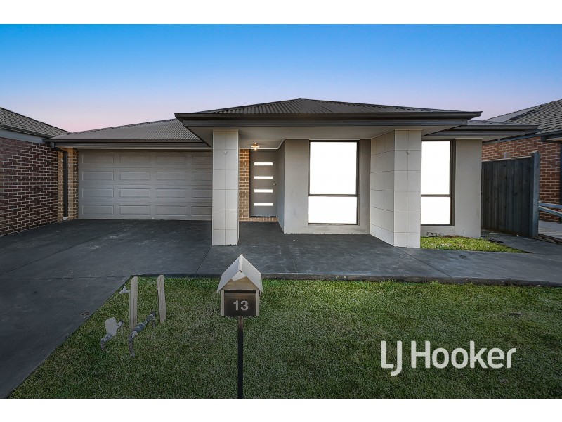13 Cazaly Way, Cranbourne West VIC 3977