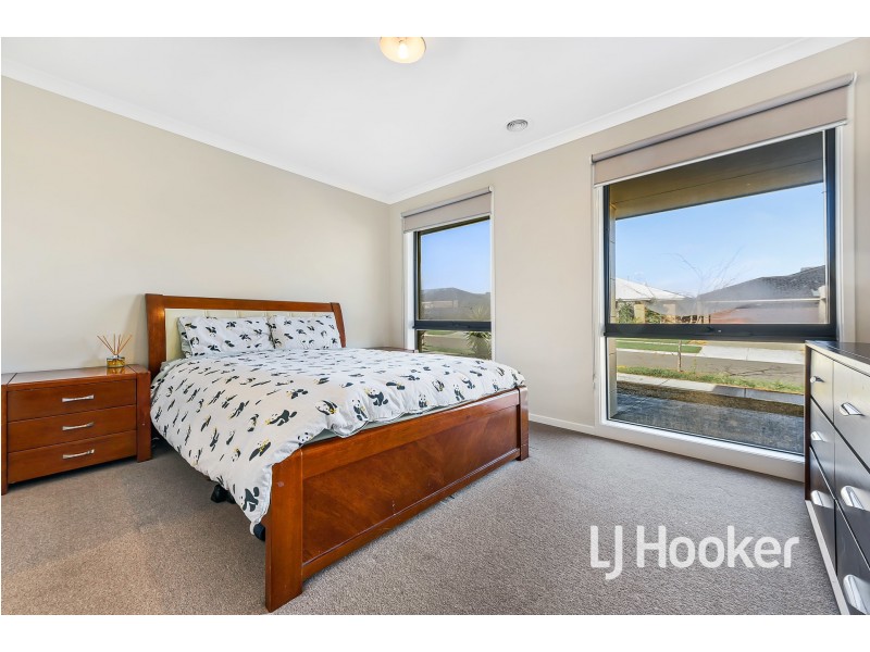 13 Cazaly Way, Cranbourne West VIC 3977