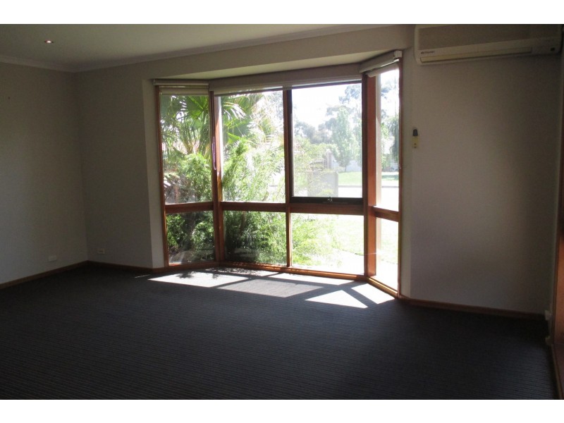 63 Kennington Park Drive, Endeavour Hills VIC 3802