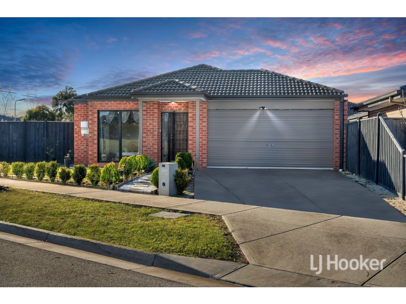 33 Mariposa Grove, Cranbourne VIC 3977