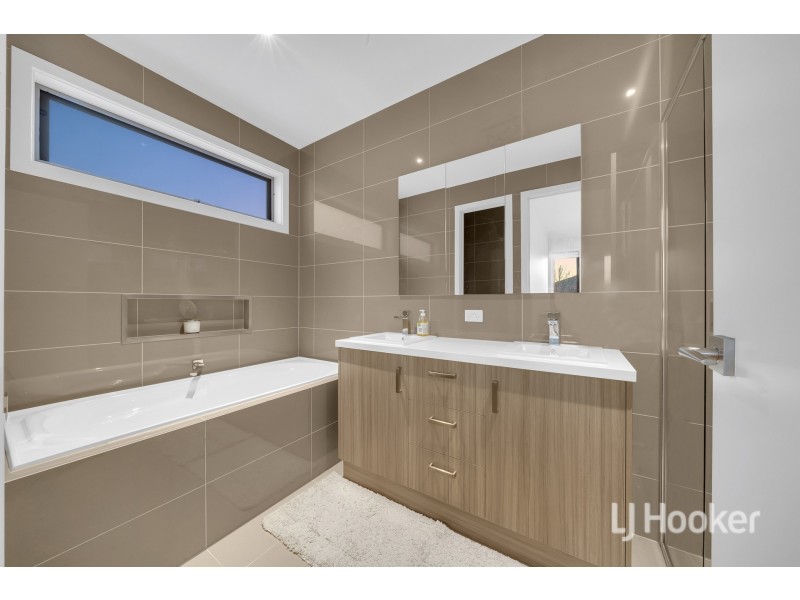 40 Connewara Crescent, Clyde North VIC 3978