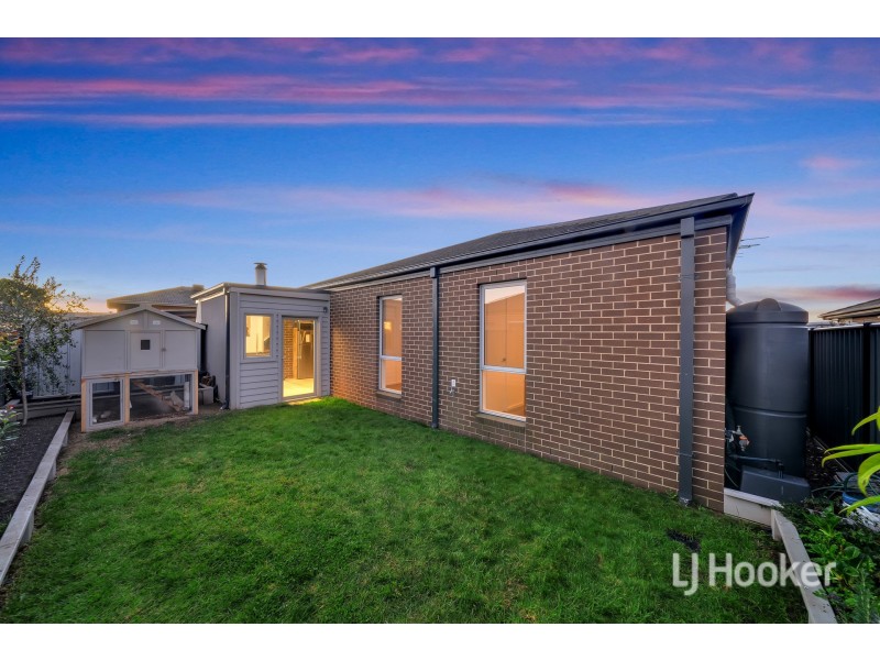40 Connewara Crescent, Clyde North VIC 3978