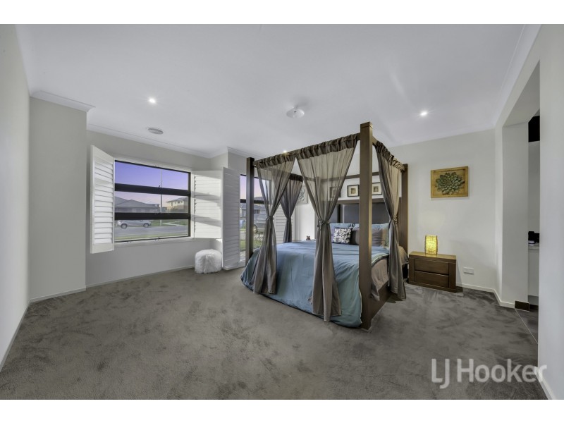 72 Skylark Boulevard, Clyde North VIC 3978