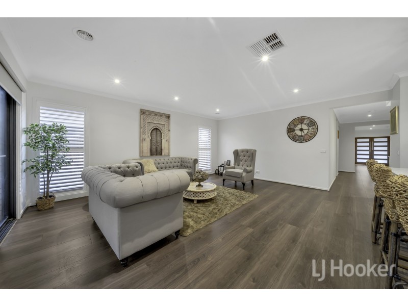 72 Skylark Boulevard, Clyde North VIC 3978