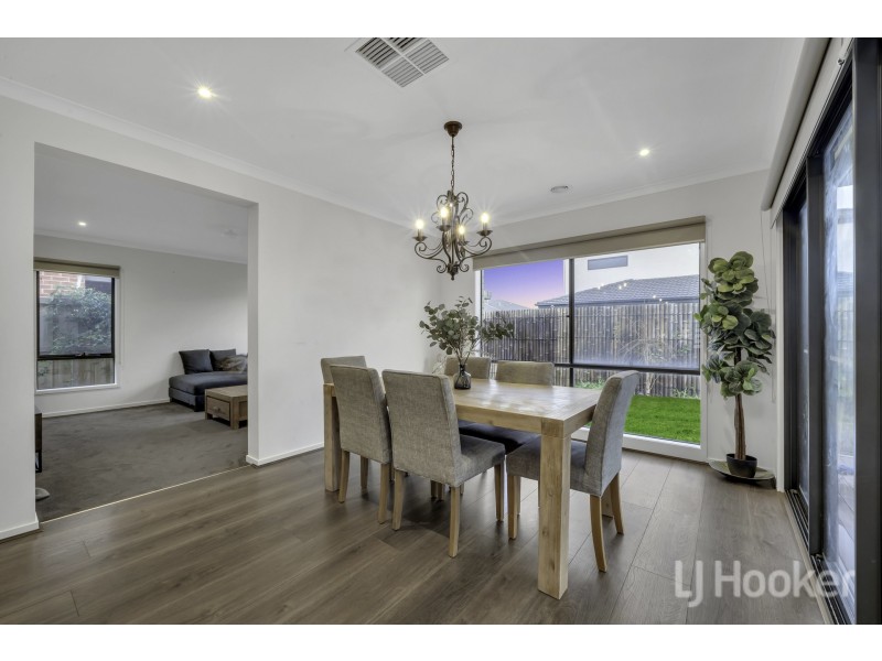 72 Skylark Boulevard, Clyde North VIC 3978