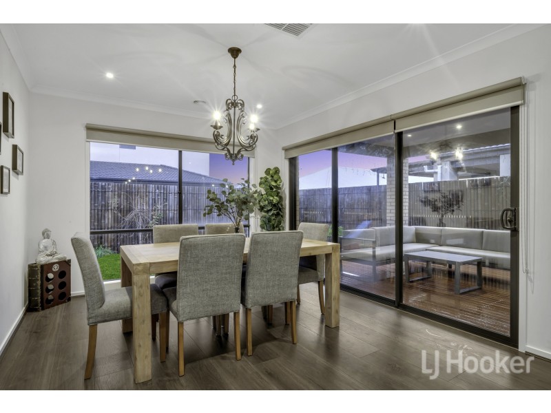 72 Skylark Boulevard, Clyde North VIC 3978