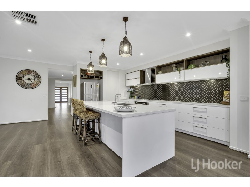 72 Skylark Boulevard, Clyde North VIC 3978