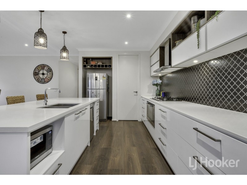 72 Skylark Boulevard, Clyde North VIC 3978