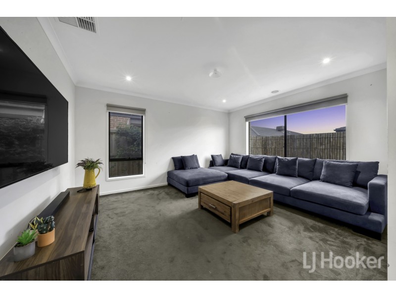 72 Skylark Boulevard, Clyde North VIC 3978