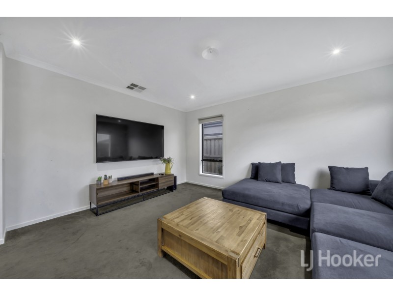 72 Skylark Boulevard, Clyde North VIC 3978