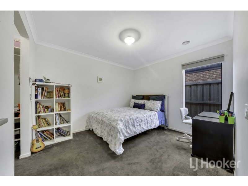 72 Skylark Boulevard, Clyde North VIC 3978