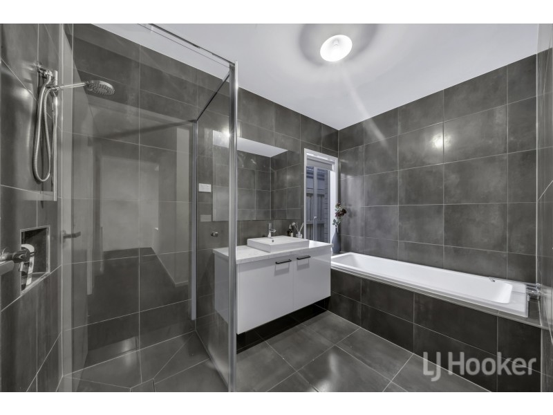 72 Skylark Boulevard, Clyde North VIC 3978