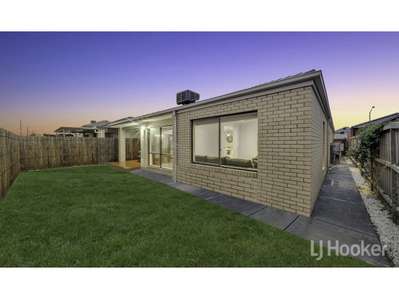 72 Skylark Boulevard, Clyde North VIC 3978