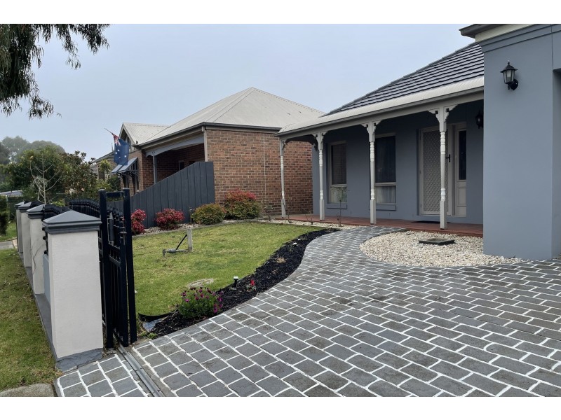 24 Astley Wynd, Lynbrook VIC 3975