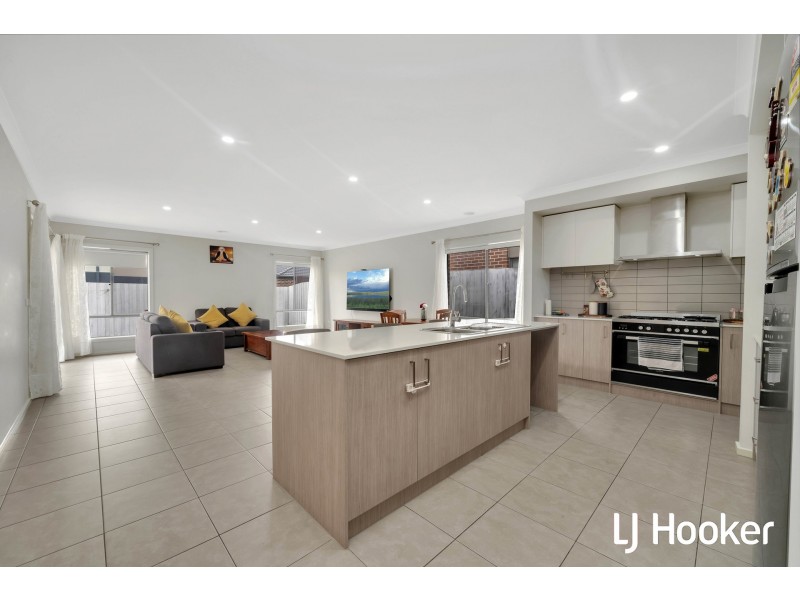 93 Fiorelli Boulevard, Cranbourne East VIC 3977