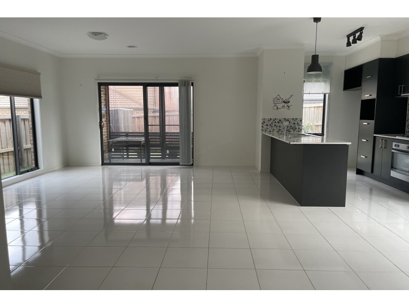 6 Blacksmith Way, Clyde North VIC 3978