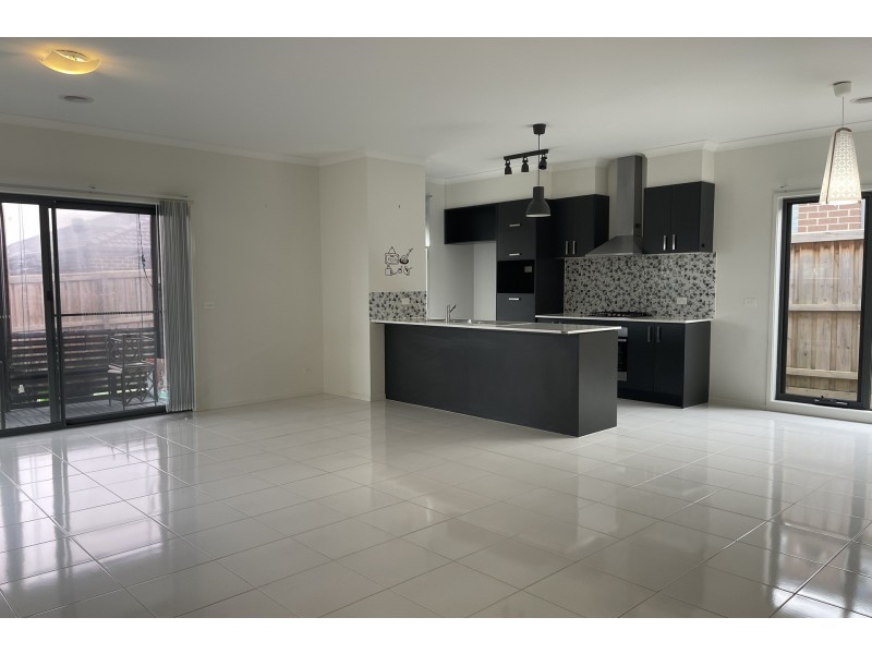 6 Blacksmith Way, Clyde North VIC 3978