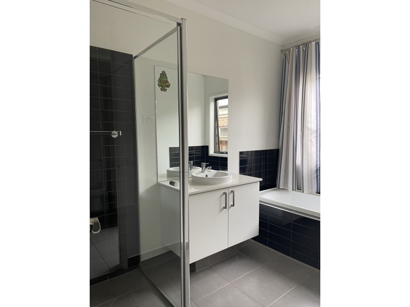 6 Blacksmith Way, Clyde North VIC 3978