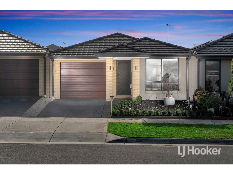 15 Cartwright Grove, Cranbourne East VIC 3977