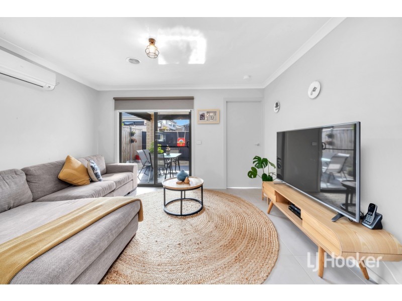 15 Cartwright Grove, Cranbourne East VIC 3977