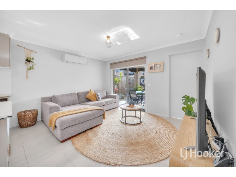 15 Cartwright Grove, Cranbourne East VIC 3977