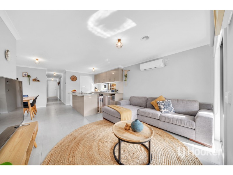 15 Cartwright Grove, Cranbourne East VIC 3977