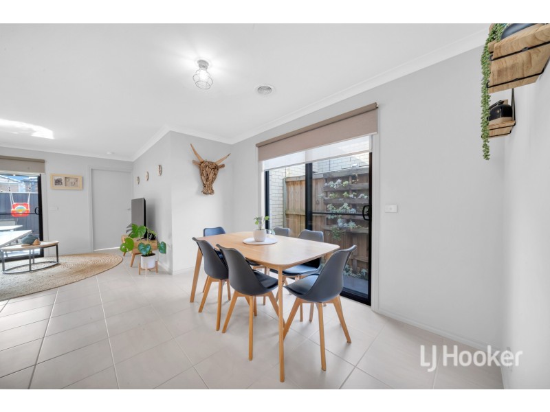 15 Cartwright Grove, Cranbourne East VIC 3977