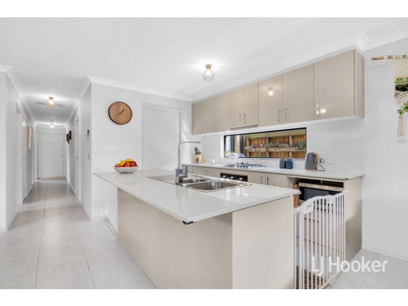 15 Cartwright Grove, Cranbourne East VIC 3977