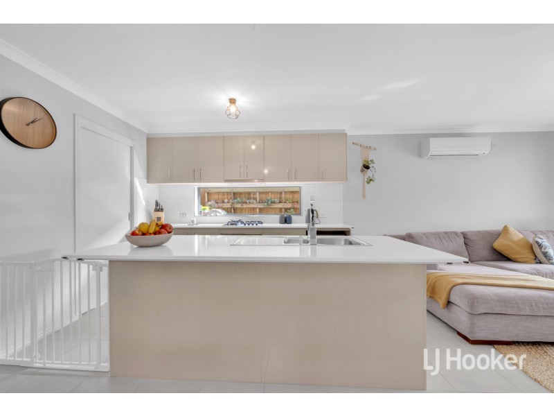 15 Cartwright Grove, Cranbourne East VIC 3977