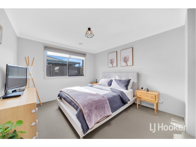 15 Cartwright Grove, Cranbourne East VIC 3977