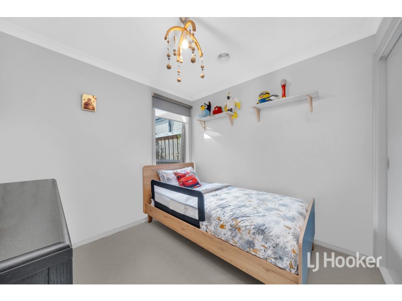 15 Cartwright Grove, Cranbourne East VIC 3977