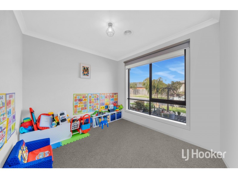15 Cartwright Grove, Cranbourne East VIC 3977