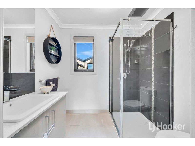 15 Cartwright Grove, Cranbourne East VIC 3977