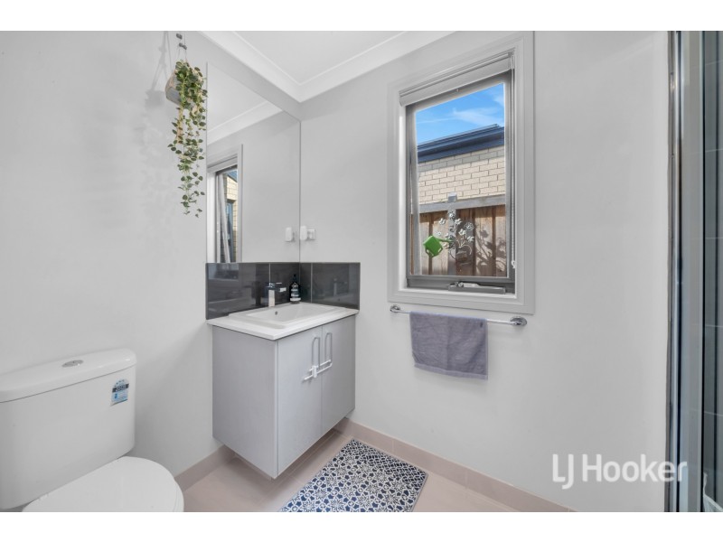 15 Cartwright Grove, Cranbourne East VIC 3977