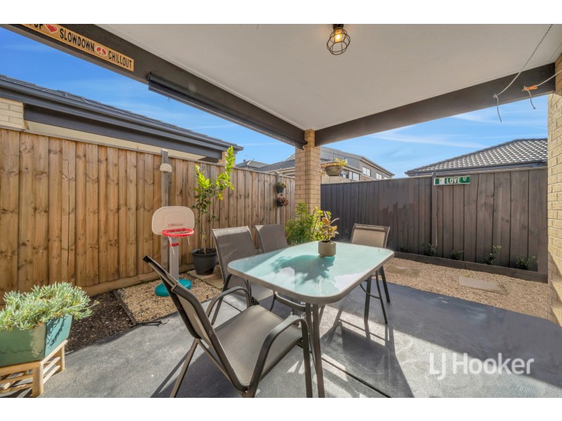 15 Cartwright Grove, Cranbourne East VIC 3977